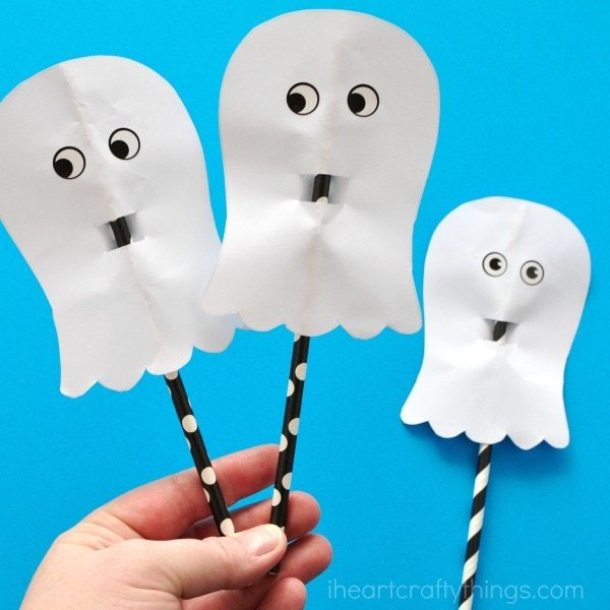 If you’re looking for easy ghost crafts for toddlers and preschoolers, you’ll love these adorable ideas