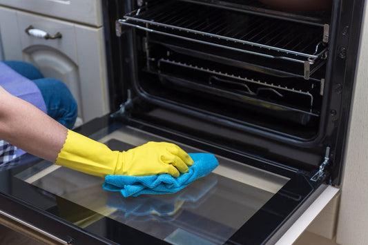 How to clean an oven with or without the use of a commercial cleaner