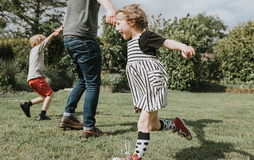 15 Expert Tips For Balancing The Chaos Of Two Kids